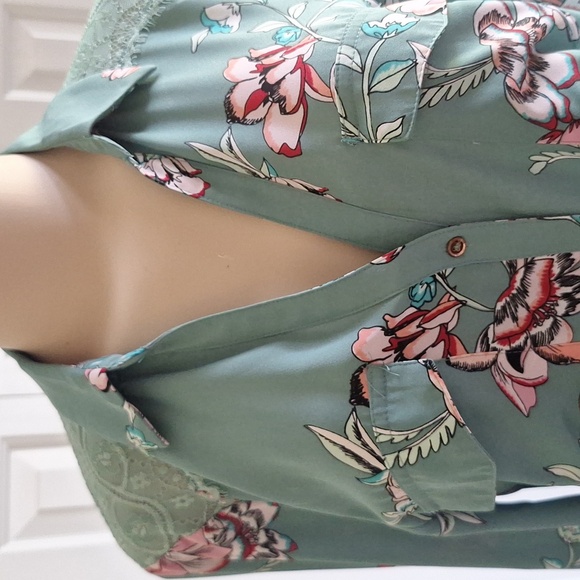 Candie's Dusty Green Floral Blouse Size Medium - Picture 11 of 11